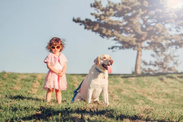 Gadis Kecil Kaukasia Kecil Yang Lucu Dengan Kacamata Hitam Berjalan — Stok Foto