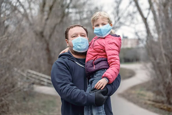 Καυκάσιος Πατέρας Κοριτσάκι Φορώντας Μάσκες Υγιεινής Προσώπου Εξωτερικούς Χώρους Οικογενειακός — Φωτογραφία Αρχείου