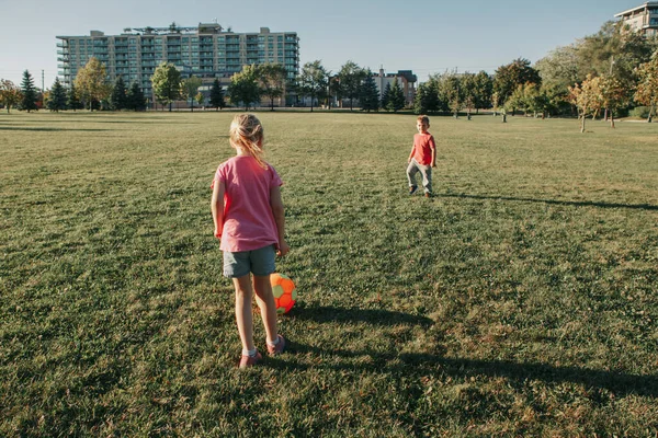 Niña Preescolar Amigos Jugando Fútbol Campo Hierba Del Patio Recreo — Foto de Stock