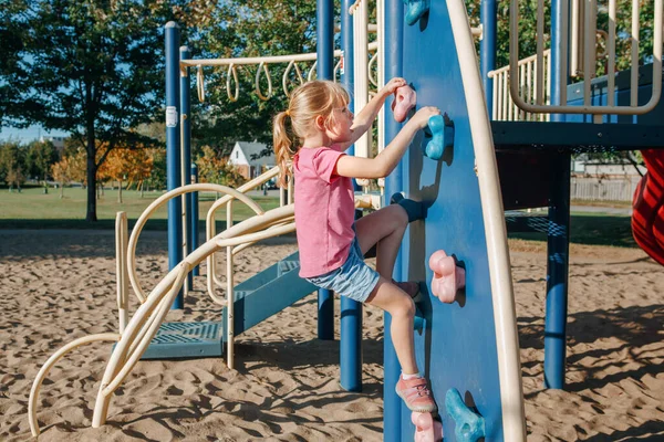 Liten Förskoletjej Som Klättrar Bergvägg Lekplatsen Ute Sommardagen Glad Livsstil — Stockfoto