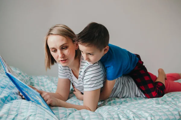 Yatak Odasında Kitap Okuyan Kafkas Anne Oğul Mutlu Bir Aile — Stok fotoğraf