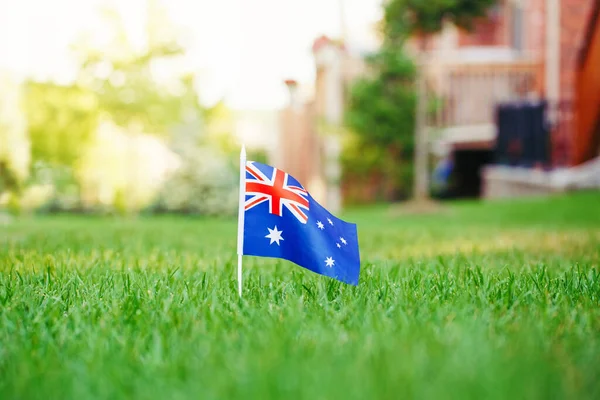 Australian Flag Standing Green Grass Front House Australia Day National — Stock Photo, Image