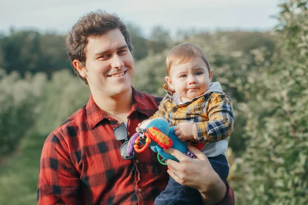 Ayah Kaukasia Berpelukan Sambil Bermain Dengan Bayi Laki Laki Orangtua — Stok Foto