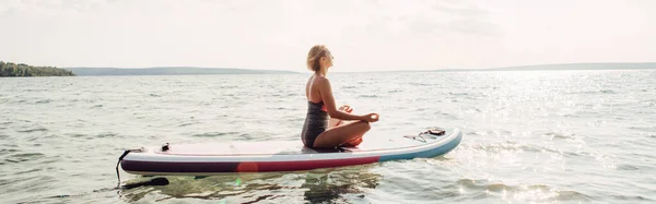 Middle Age Caucasian Woman Practicing Yoga Paddle Sup Surfboard Female — Stock Photo, Image