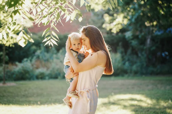 Jonge Glimlachende Blanke Moeder Peuter Zoon Knuffelen Het Park Mama — Stockfoto