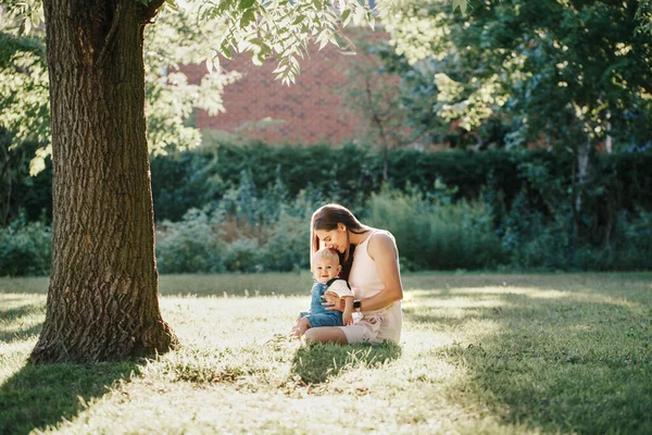 Unga Leende Vita Mor Och Pojke Småbarn Son Sitter Marken — Stockfoto