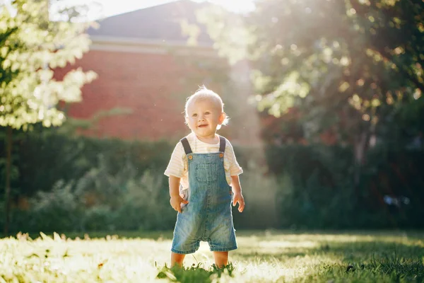 Милый Мальчик Стоит Парке Открытом Воздухе Закате Очаровательный Улыбающийся Ребенок — стоковое фото