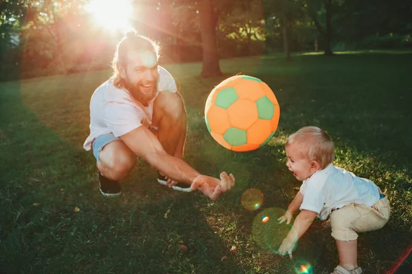 Молодой Отец Играет Мяч Малышом Открытом Воздухе Проводил Время Вместе — стоковое фото