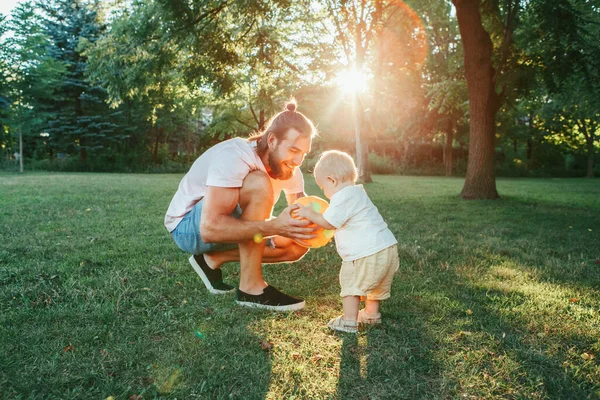 Ayah Muda Bermain Bola Dengan Bayi Laki Laki Luar Ruangan — Stok Foto