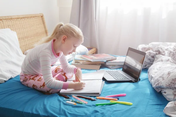 Anak Sekolah Belajar Online Laptop Internet Rumah Pelajaran Kelas Video — Stok Foto