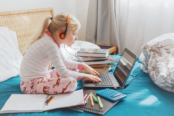 Kaukasia Gadis Anak Belajar Online Pada Laptop Sekolah Virtual Kelas — Stok Foto