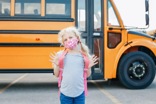 Χαρούμενη Λευκή Μαθήτρια Μάσκα Προσώπου Κοντά Στο Κίτρινο Λεωφορείο Παιδί — Φωτογραφία Αρχείου