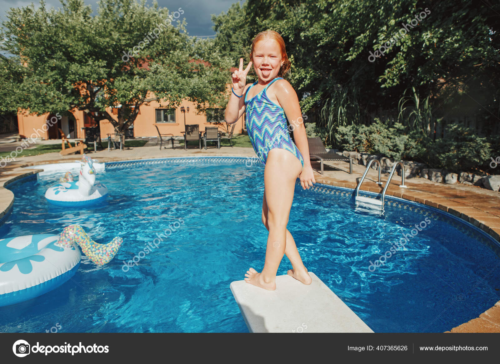 Jolie Fille Rousse Plongeant Dans Piscine Depuis Tremplin Enfant Jouissant  image libre de droit par AnoushkaToronto © #407365626