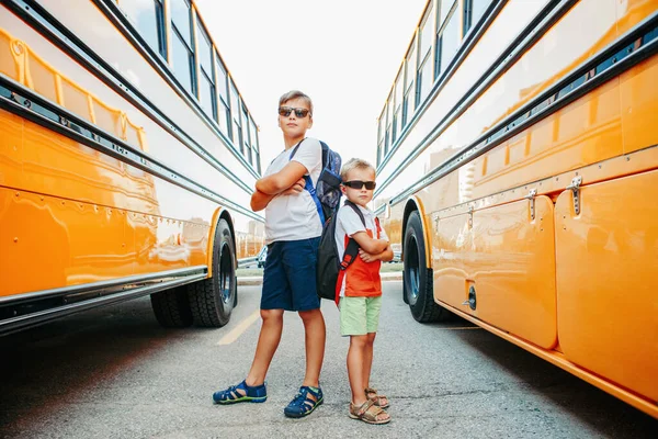 Kaukasia Saudara Siswa Dekat Bus Sekolah Kuning Anak Anak Keren — Stok Foto