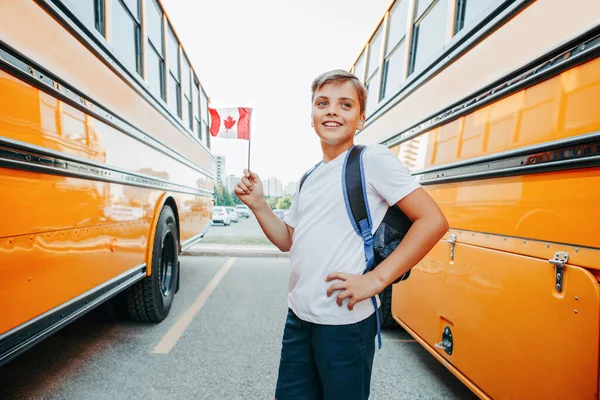 Kanada Bayrağı Tutan Beyaz Bir Öğrenci Kanada Sarı Okul Otobüsünün — Stok fotoğraf