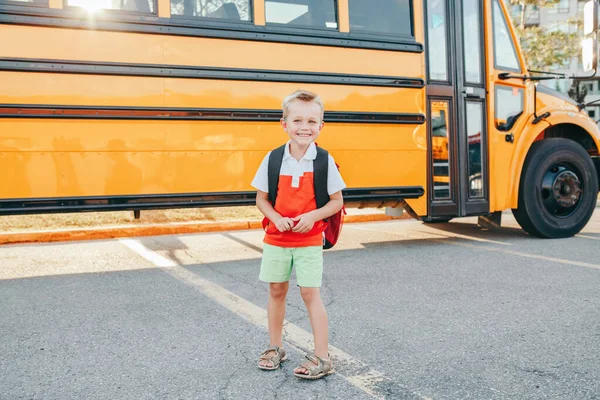 Happy Tersenyum Anak Laki Laki Kaukasia Dengan Ransel Dekat Bus — Stok Foto