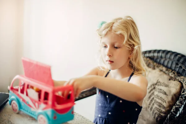 Gadis Cantik Pirang Yang Lucu Bermain Bus Mainan Dengan Boneka — Stok Foto