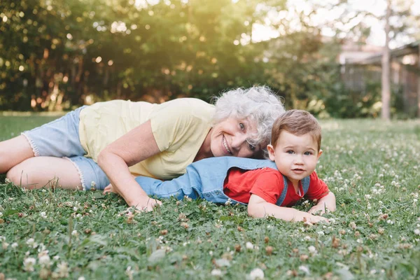 Nenek Berbaring Rumput Dengan Cucu Laki Laki Halaman Belakang Ikatan — Stok Foto