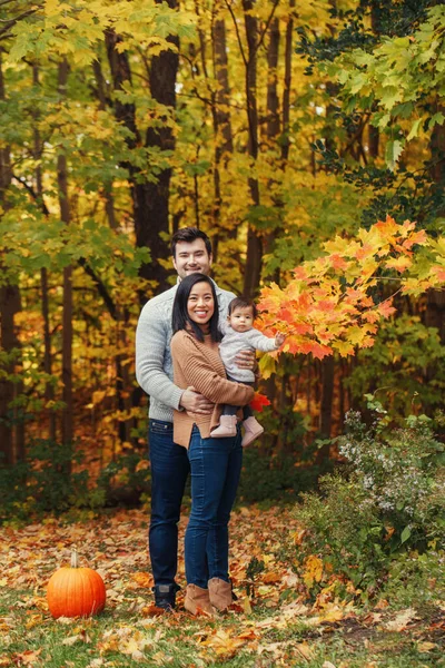 Asiatico Madre Cinese Padre Caucasico Papà Con Bambina Autunno Parco — Foto Stock