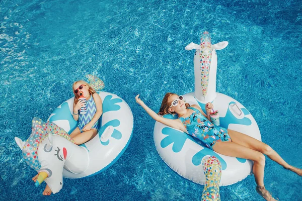 Cute Adorable Girls Sisters Friends Drinks Lying Inflatable Rings Unicorns — Stock Photo, Image