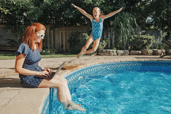 Lavoro Casa Con Bambini Bambini Madre Che Lavora Computer Portatile — Foto Stock