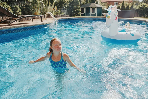 Menina Adorável Bonito Nadando Piscina Casa Quintal Criança Gosta Divertir — Fotografia de Stock