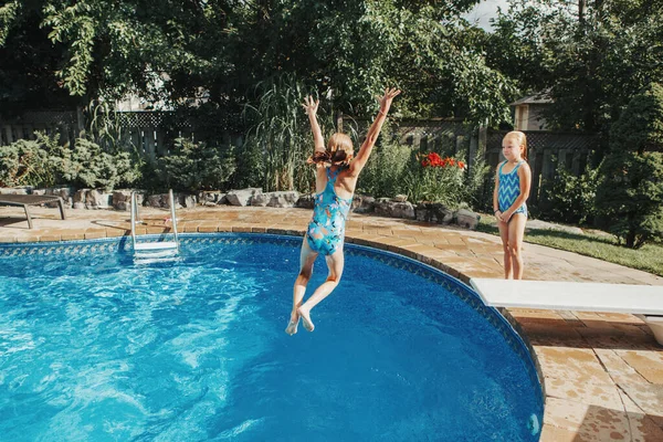 Girls Sisters Diving Water Home Backyard Pool Children Siblings Friends — Stock Photo, Image