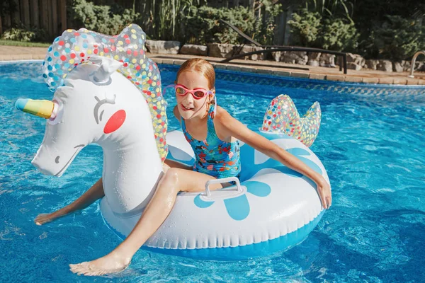Gadis Lucu Dalam Kacamata Air Duduk Dingin Inflatable Ring Unicorn — Stok Foto