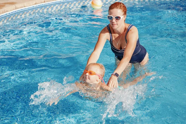 Capelli Rossi Madre Caucasica Formazione Bambino Nuotare Piscina All Aperto — Foto Stock