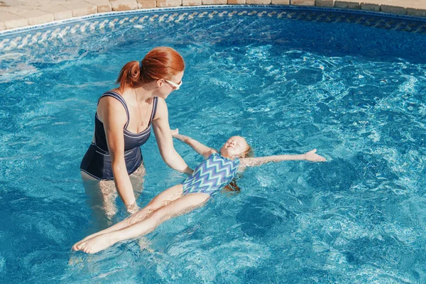 Red Haired Caucasian Mother Training Daughter Swim Swimming Pool Outdoor — Stock Photo, Image