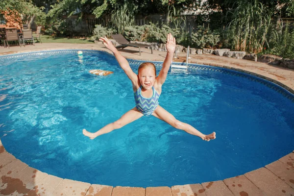 Fille Enfant Plongeant Sautant Dans Eau Sur Piscine Jardin Maison — Photo