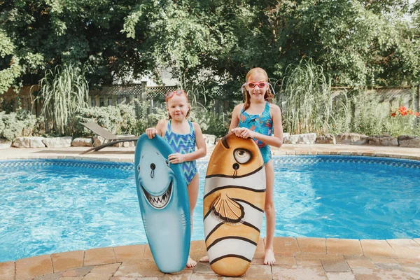 Cute Smiling Caucasian Girls Sisters Friends Standing Pool Swim Boards — Stock Photo, Image