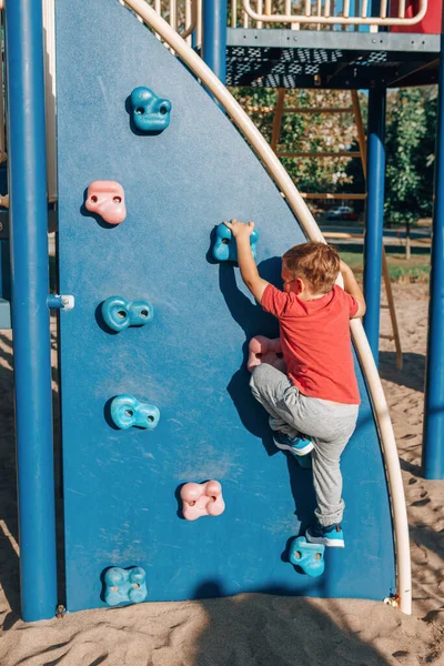Kleiner Vorschulkind Rotem Shirt Klettert Einem Sommertag Auf Dem Spielplatz — Stockfoto