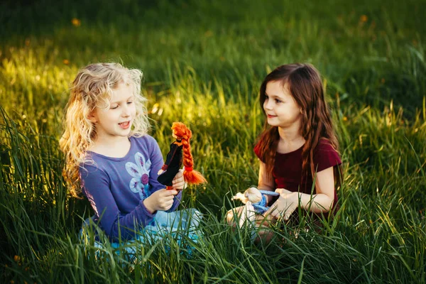 Šťastné Děti Dívky Hrají Panenky Parku Roztomilé Roztomilé Děti Sedící — Stock fotografie