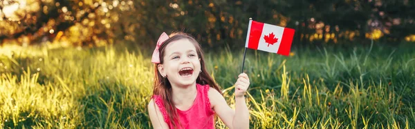 Felice Ragazza Caucasica Con Bandiera Canadese Bambino Sorridente Che Tiene — Foto Stock