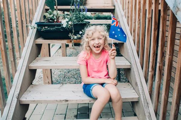 Мила Кавказька Дівчина Австралійським Прапором Посміхнена Дитина Сидить Вдома Тримає — стокове фото