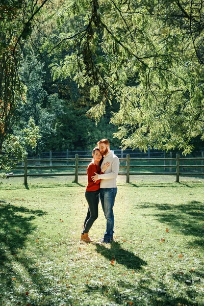 Pareja Feliz Hombre Mujer Enamorados Caminando Parque Aire Libre Hermosa —  Fotos de Stock