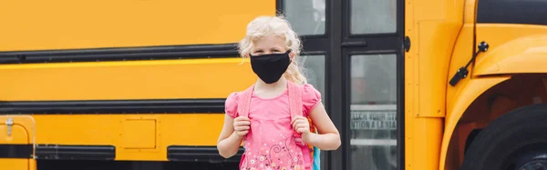 Volta Escola Estudante Usando Máscara Facial Perto Ônibus Amarelo Miúdo — Fotografia de Stock