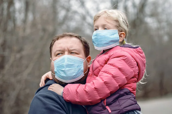 위생적 마스크를 야외에 아버지 가족의 아버지와 위험하게 퍼지는 바이러스로부터 자신을 — 스톡 사진