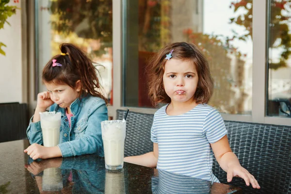 Zwei Lustige Mürrische Kaukasische Geschwister Trinken Milchshakes Café Freundinnen Stritten — Stockfoto