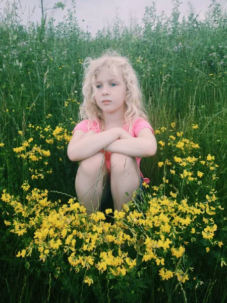 Retrato Pequena Menina Loira Caucasiana Bonito Sentado Grama Flores Amarelas — Fotografia de Stock