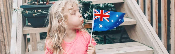 Felice Ragazza Caucasica Che Soffia Sulla Bandiera Australiana Bambino Divertente — Foto Stock