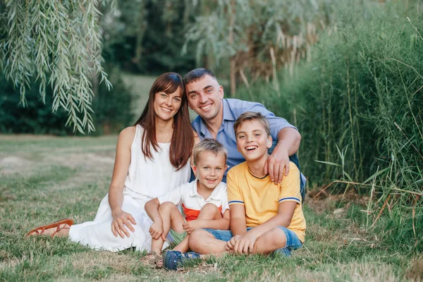 Indah Bahagia Keluarga Kaukasia Empat Orang Taman Pada Hari Musim Stok Gambar