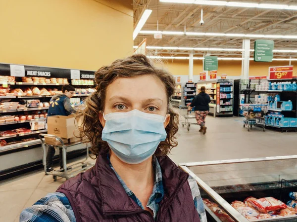 トロント オンタリオ州 カナダ 2020年5月17日 食料品店で保護面マスクショッピングの女性の顧客 コロナウイルスに対する安全対策Covid 19ウイルスの拡散 新常態 — ストック写真