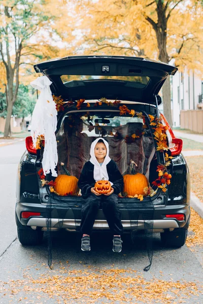 Truco Baúl Niño Celebrando Halloween Maletero Del Coche Niño Con —  Fotos de Stock