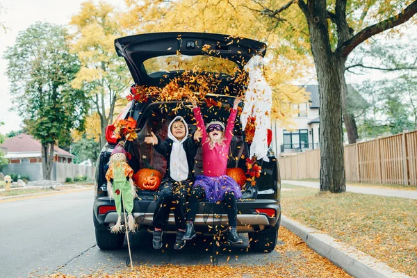 Sztuczka Albo Kufer Dzieci Świętują Halloween Bagażniku Samochodu Chłopiec Dziewczyna — Zdjęcie stockowe