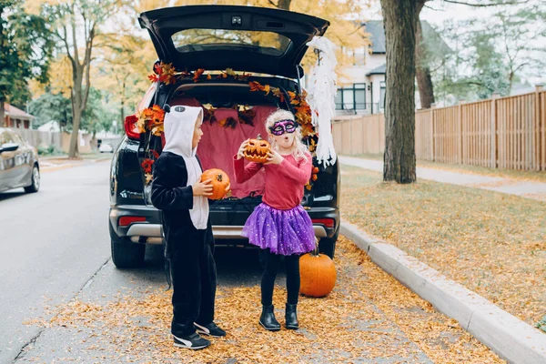 Sztuczka Albo Kufer Dzieci Świętują Halloween Bagażniku Samochodu Chłopiec Dziewczyna — Zdjęcie stockowe