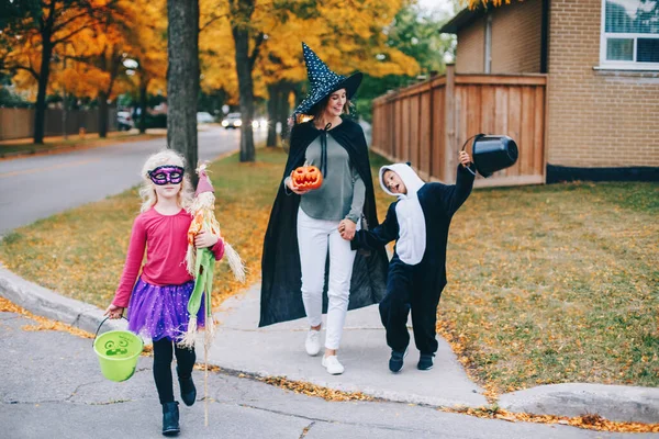 Snoep Schiet Moeder Met Kinderen Gaat Bedriegen Trakteren Halloween Vakantie — Stockfoto