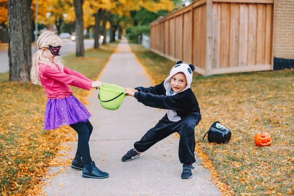 Wściekłe Dzieci Walczące Koszyk Zabawna Sztuczka Lub Psikus Halloween Dzieci — Zdjęcie stockowe