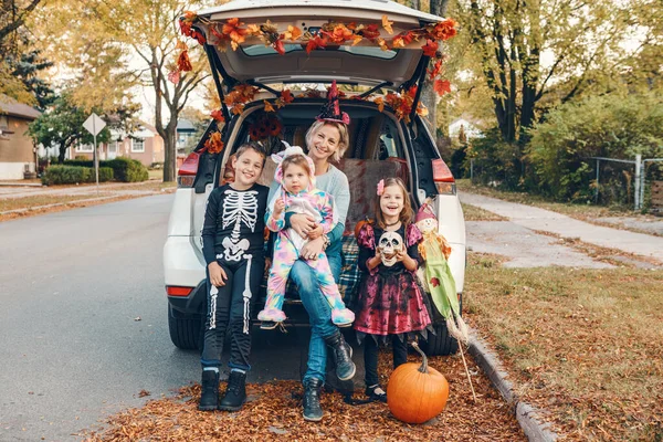 Sztuczka Albo Kufer Rodzina Świętująca Halloween Bagażniku Samochodu Matka Trojgiem — Zdjęcie stockowe
